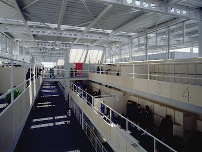 Escuela secundaria Iwadeyama en Osaki,1996. Una fachada curva para mitigar los vientos y un atrio para que los alumnos, además de estudiar, hablen, se relacionen y se hagan amigos.