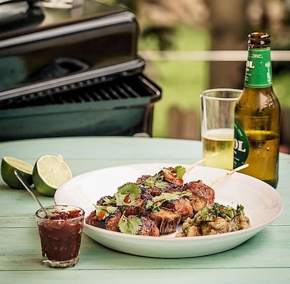 </p> <p><em>Ingredientes.</em> Para 4 personas (8 brochetas): 750 gramos de cabeza de lomo o jamón fresco de cerdo, 4 berenjenas chinas o listadas, 4 cucharadas de sriracha dulce (o chutney picante, u otro tipo de salsa especiada), 2 cucharadas de pasta de miso, 2 cucharadas de cilantro picado, aceite de oliva, el zumo de un limón, 50 gramos de almendras tostadas picadas y sal. </p> <p><em>Preparación.</em> 1. Diluir la sriracha en el zumo de limón, añadir un poco de sal y marinar la carne cortada en dados grandes durante una hora. 2. Cortar la mitad de las berenjenas –reservar las otras dos enteras– en trozos gruesos y marinarlas el mismo tiempo con la mitad del miso diluido con un poco de agua. 3. Montar las brochetas alternando trozos de carne y berenjena, y hacer en la parrilla unos cuatro minutos de cada lado –junto a las berenjenas restantes enteras– o hasta que estén doradas y apetitosas. 4. Pelar y trocear las berenjenas enteras con un tenedor, mezclar con el miso restante y un poco de aceite y servir como guarnición, con las almendras tostadas por encima. 5. Espolvorear con el cilantro picado y servir inmediatamente.