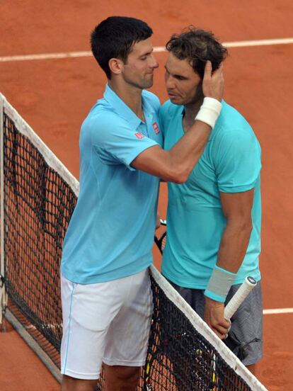 Novak Djokovic (izquierda) felicita a Nadal por su victoria en la final de Roland Garros 2014 por 3-6, 7-5, 6-2, 6-4.
