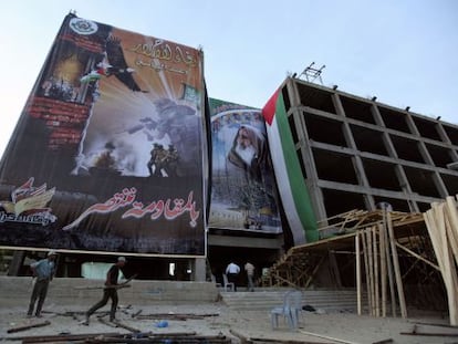 Un grupo de palestinos prepara un escenario para recibir a los presos liberados.