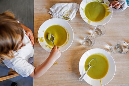 Varios alumnos de la escuela infantill La Melonera se toman una crema de guisantes ecológicos. 