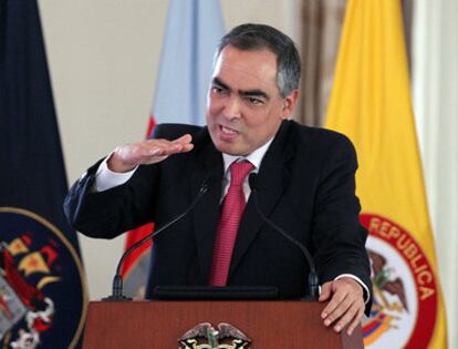 El ministro de Defensa colombiano, Rodrigo Rivera, presenta en Bogotá la nueva política integral de seguridad y defensa