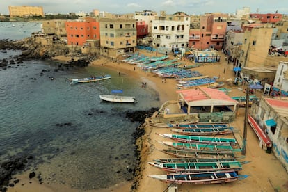 Barcos de pesca a lo largo del puesto de Ngor, en Dakar, Senegal, cerca de donde los jóvenes de la capital aprenden a surfear.