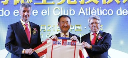 Wang Jianlin (centro)  presidente del Grupo Wanda), en el acto de presentaci&oacute;n de su entrada en el Atl&eacute;tico de Madrid junto a Enrique Cerezo (dcha) y Miguel Angel Gil.