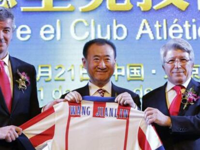 Wang Jianlin (centro)  presidente del Grupo Wanda), en el acto de presentaci&oacute;n de su entrada en el Atl&eacute;tico de Madrid junto a Enrique Cerezo (dcha) y Miguel Angel Gil.