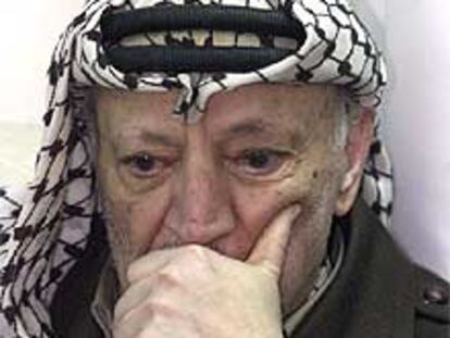 Yasir Arafat, en su despacho oficial de Ramala.
