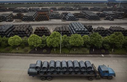 Un camión lleva alambre de acero que se utiliza en la fabricación de neumáticos en el área de logística de la Zhong Tian (China).