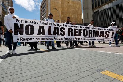 Manifestantes con pancartas y arengas en contra del Gobierno recorren Bogotá