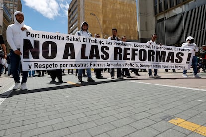 Manifestantes con pancartas y arengas en contra del Gobierno recorren Bogotá