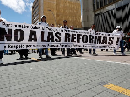 Un grupo de manifestantes lleva pancartas y lanza arengas contra el Gobierno de Gustavo Petro, en Bogotá, este martes.