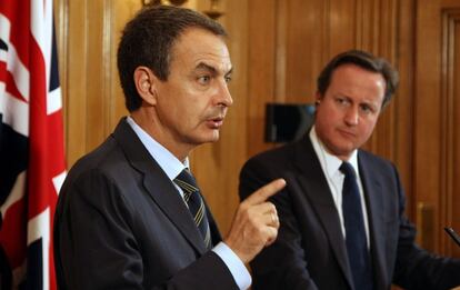 Cameron escucha a Rodriguez Zapatero en su comparecencia ante la prensa. 