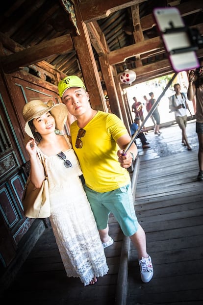 El turismo chino y japonés es una constante en Vietnam. Dos turistas se hacen un 'selfie' en el puente cubierto japonés de Hoi An.