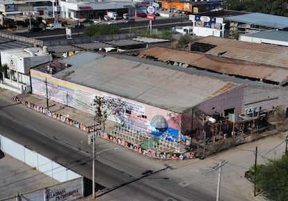 Los restos de la Guardería ABC bordeada con fotografías de los niños que fallecieron durante el incendio, en Hermosillo (Sonora), este 5 de junio.