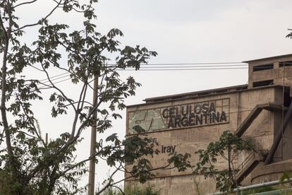 Antigua planta de producción de pasta de celulosa, actualmente cerrada y luego comprada por Alto Paraná, en Puerto Piray, Misiones, Argentina.
