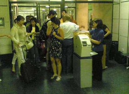 Pasajeros del vuelo de Air Europa, en la T-1 de Barajas en una imagen captada por un viajero.