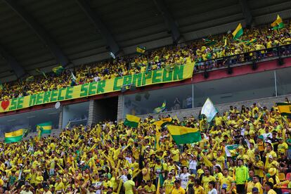 La afición del Atlético Bucaramanga sostiene un cartel en el que se lee "Se merece ser campeón" durante el partido de este domingo, en Bucaramanga.