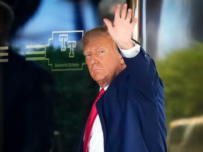 El expresidente Donald Trump, este lunes a su llegada a la Torre Trump, en la Quinta Avenida de Nueva York.