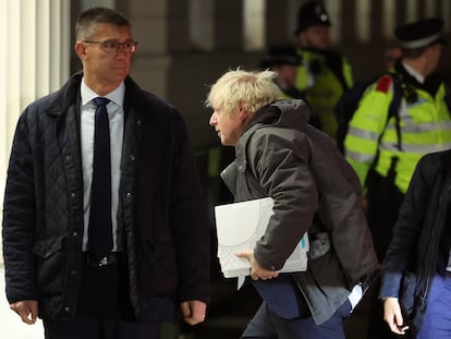 Boris Johnson entra en la madrugada de este miércoles al edificio de Londres donde celebra sus sesiones la comisión de investigación de la covid-19