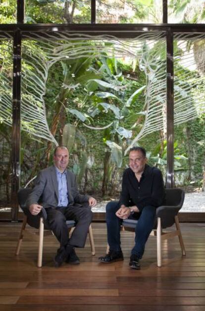 Jesús Badenes, director general de la división de Librerías de Grupo Planeta (izquierda), y Paco Ramos, vicepresidente de contenido original de Netflix para España y América Latina, en Barcelona.
