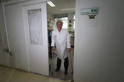 José Manuel Sánchez-Vizcaíno, en su despacho de la Facultad de Veterinaria de la Universidad Complutense de Madrid.