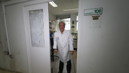 José Manuel Sánchez-Vizcaíno, en su despacho de la Facultad de Veterinaria de la Universidad Complutense de Madrid.