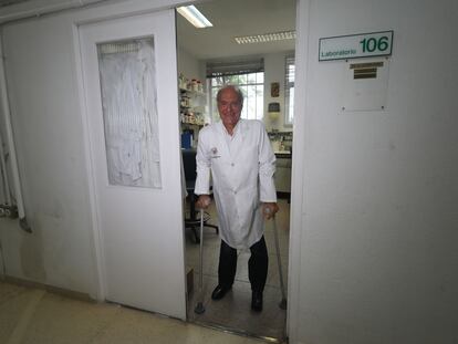 José Manuel Sánchez-Vizcaíno, en su despacho de la Facultad de Veterinaria de la Universidad Complutense de Madrid.