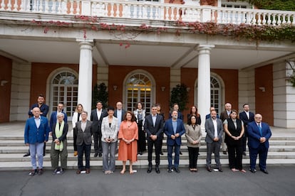 Pedro Sánchez posa en La Moncloa con los representantes de ONG de ayuda a los inmigrantes, este lunes.