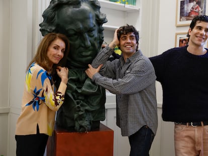 La actriz y cantante Ana Belén, junto a los directores de cine Javier Ambrossi y Javier Calvo, presentadores de los Premios Goya, este martes en Madrid.