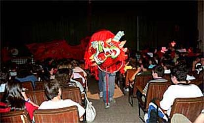 Escenificación de un dragón en el salón de actos del instituto García Morente.