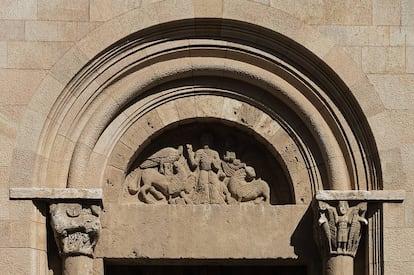 Timpà i porta, amb dos dels capitells, de Santa Maria de Besalú, en el Conventet de Barcelona.