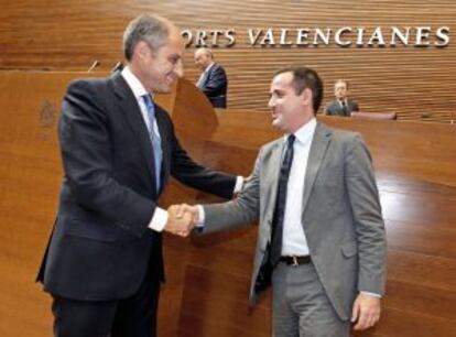 El president de la Generalitat, Francisco Camps, estrecha la mano del portavoz del PSPV-PSOE en Les Corts, Jorge Alarte, tras jurar hoy su cargo.
