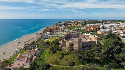 El Castillo, Fuengirola (Málaga). Esta playa de arena voluminosa y oscura, con un sector para el disfrute de mascotas perrunas, debe su tranquilidad a la presencia del castillo de Sohail y su parque circundante, así como a la casi ausencia de chiringuitos. Al lado desemboca el río Fuengirola, que se salva a pie por un puente colgante. Del ‘ribat’ (fortaleza monacal) construido en el siglo X queda el emplazamiento. No obstante, las sucesivas rehabilitaciones —siglos XVI y XVIII— y su media docena de torres cuadrangulares acentúan su monumentalidad. La visita está supeditada a la celebración de conciertos, si bien cuando la audiencia se dispara, las actuaciones se trasladan al escenario Marenostrum, erigido en plena ladera. En la playa están saliendo a la luz los restos de la factoría pesquera de la ciudad romana de Suel, del siglo III.