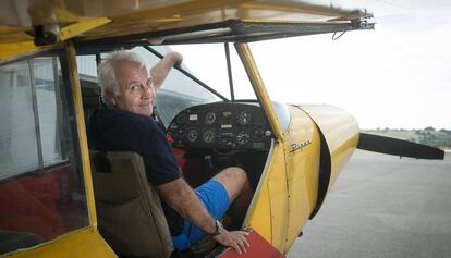 Luis Javier P&eacute;rez, piloto de avionetas, en la base a&eacute;rea de Sabadell. 