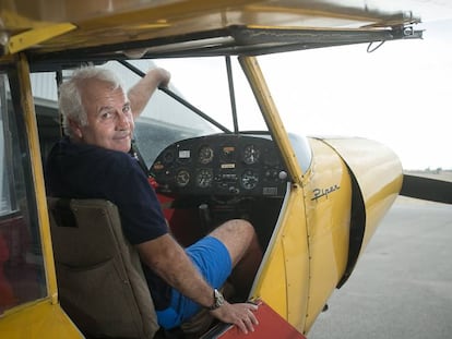 Luis Javier P&eacute;rez, piloto de avionetas, en la base a&eacute;rea de Sabadell. 