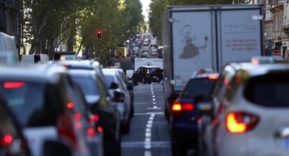 Dos accidentes en el kilómetro 56 de la M-40, uno por cada sentido, han generado retenciones de hasta 10 kilómetros en la A-1 y A-6 que afectan a las entradas a Madrid. En la imagen, circulación lenta de vehículos en el Paseo de la Castellana de Madrid.