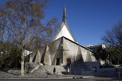 Fachada de la elegante y algo disparatada iglesia Nuestra Señora de Guadalupe, conocida como la iglesia de los mexicanos. El edificio fue proyectado por el arquitecto Enrique de la Mora, Félix Candela y Antonio Torroja y construido en 1963. Candela, el arquitecto español exiliado en México tras la guerra civil, dejó en este edificio su impronta como imaginativo técnico especializado en lograr estructuras ligerísimas de hormigón.