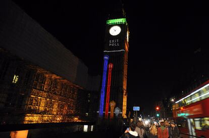 La emblemática torre refleja las primeras encuestas a pie de urna, que dan la victoria a los conservadores pero sin lograr la mayoría absoluta