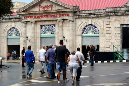 Personas al exterior del Museo de bomberos, antes de que la fila creciera.