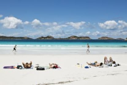 'Grappers' relajándose en una playa de Lucky Bay, en Australia.