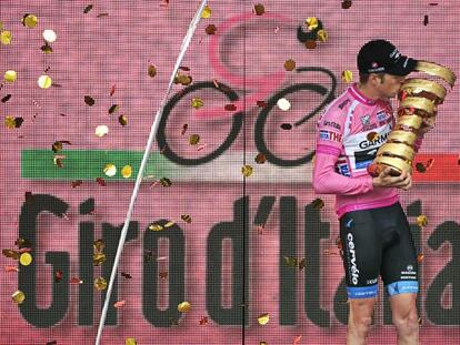 Hesjedal besa la copa del Giro.