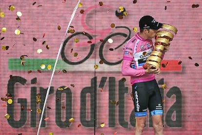Hesjedal besa la copa del Giro.