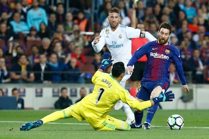 Messi enfrenta a Keylor Navas en un partido de la Liga, en el Camp Nou.