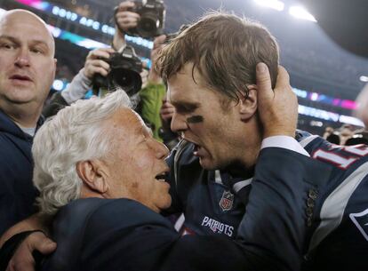 El propietario de los New England Patriots, Robert Kraft, a la izquierda, abraza a Tom Brady después de derrotar a los Jacksonville Jaguars en el partido de la NFL por el campeonato de la AFC, el 21 de enero de 2018.