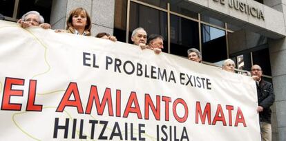Concentración ante los juzgados de Bilbao este martes en recuerdo de las víctimas del terrorismo. 