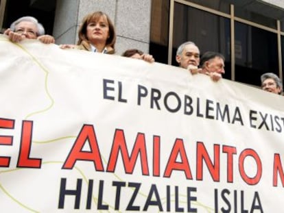Concentración ante los juzgados de Bilbao este martes en recuerdo de las víctimas del terrorismo.