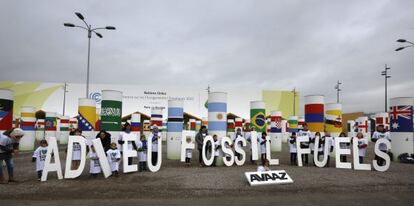 Niños muestran el mensaje "adios a los hidrocarburos" en la Cumbre de París el pasado sábado.