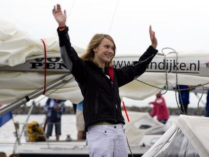 Laura Dekker, en 2010, cuando parti&oacute; en su vuelta al mundo en solitario.