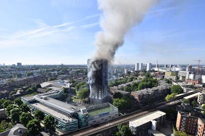 Coluna de fumaça era vista a quilômetros de distância da Torre Grenfell.