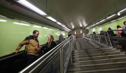 Fluorescentes LED en la estaci&oacute;n de Alonso Mart&iacute;nez, el pasado s&aacute;bado.