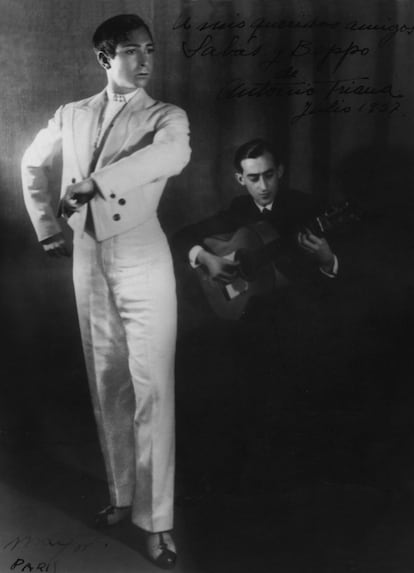 Fotografía de Man Ray de 1927 en la que se ve al bailaor Antonio de Triana y, al guitarrista Sabas Gómez Marín, por quien dejó Beppo a su marido, el príncipe tunecino Abdul Wahab. La foto está dedicada por Antonio de Triana a Sabas y Beppo.